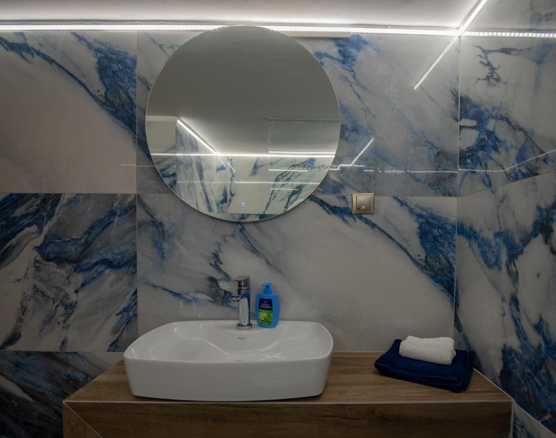 Max Blue Apartment, A Stay Like No Other Pireus Exteriör bild